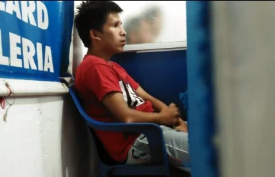 Jovem é flagrado punhetando bem gostoso na lan house