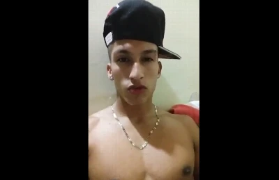 Novinho sarado e super safado toca uma pra cam