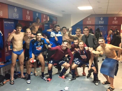 Machos capricham na orgia no vestiário depois do jogo