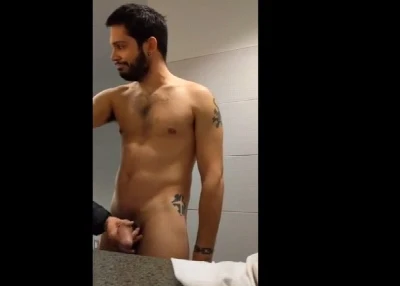 Cara estranho pegou no meu pau no meio do vestiário