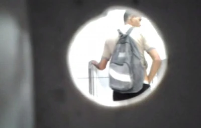 Negão é flagrado tocando uma e chamando macho no banheirão