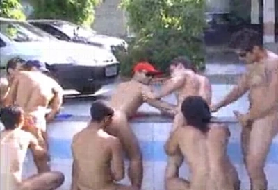 Brasileiros fazem orgia gigantesca e safada à beira da piscina