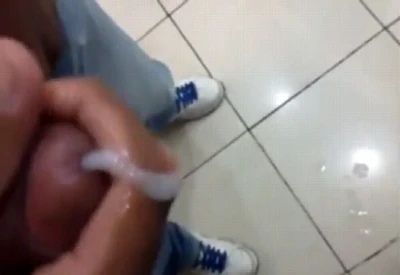 Caprichando na bronha e mão amiga no banheirão