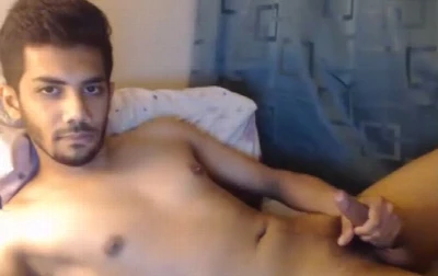 Indiano belisca o mamilo até esporrar bem gostoso