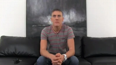 Loirinho engole rola e toma no rabo para ganhar emprego