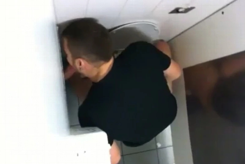 Engolindo a piroca no Glory Hole do banheirão