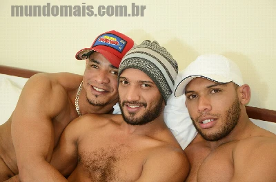 Nelson, Yago e Marcelo em cena quente pro Mundo Mais