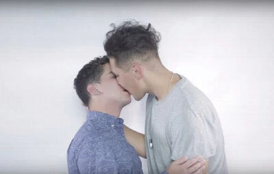 Héteros participam de experiência e dão primeiro beijo gay