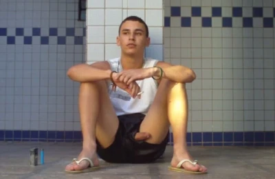 Safado fuma e exibe piroca dura no meio da rua