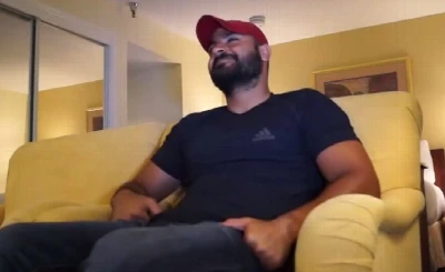 Chupando a rola e dando o cuzinho para hétero parrudo