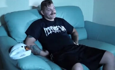 Gordinho peludo come outro homem por dinheiro
