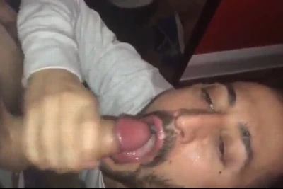 Tomando o leitinho de duas pirocas deliciosas e tesudas