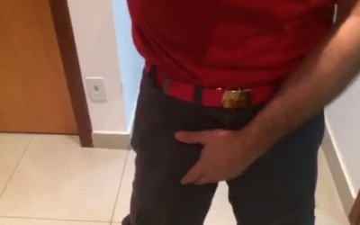 Antes do expediente, bombeiro filma vídeo tocando uma