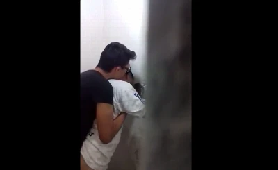 Flagrei os machos se comendo no banheirão