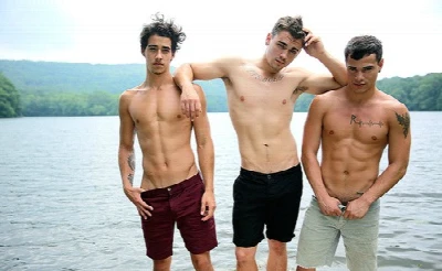 Modelos deliciosos da CockyBoys se divertem no lago