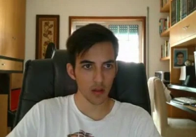 Jovem espanta o tédio tocando uma punheta deliciosa