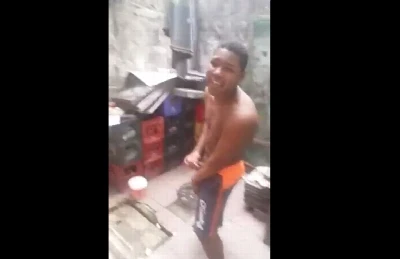 Flagrei meu amigo tocando uma nos fundos de casa