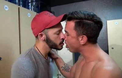 Trepando gostoso com o namorado no vestiário