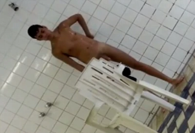 Flagrei meu primo tomando banho no clube