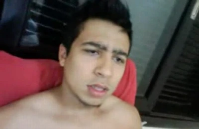 Jovem toca uma no Omegle, jorra leitinho e cai na net