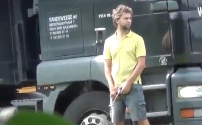 Flagrei uns jovens héteros mijando atrás do posto