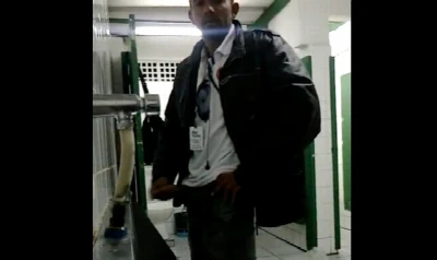 Tocando uma no banheiro com vários outros safados