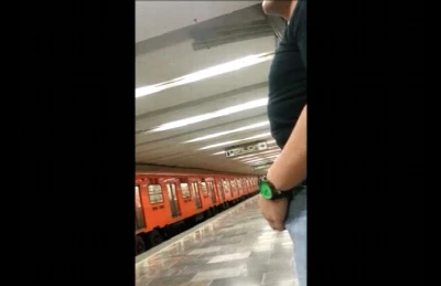 Macho mostra a rola marcada no meio da estação de metrô