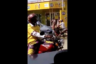 Motoqueiro tocou uma bronha ao esperar o sinal abrir
