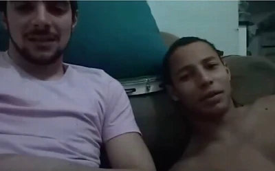 Amigos (héteros) se tocam para uma mulher fake no Skype