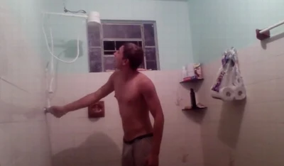 Novinho safado (e um pouco bêbado) mostra corpo definido