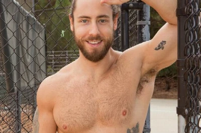 Macho revelação da Sean Cody capricha na bronha