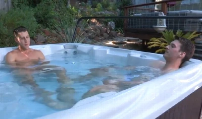 Dando o rabo para o Paul Canon após relaxar na jacuzi