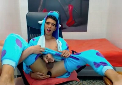 Novinho safado enfia brinquedinho com gostoso no cu