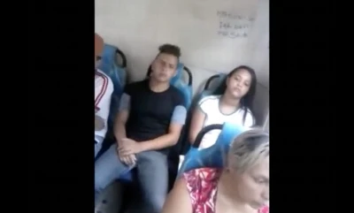 Cafuçu é flagrado de pau duro dentro do busão