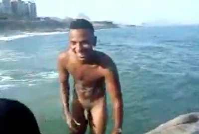 Magrelo é flagrado tomando banho pelado em praia do Rio