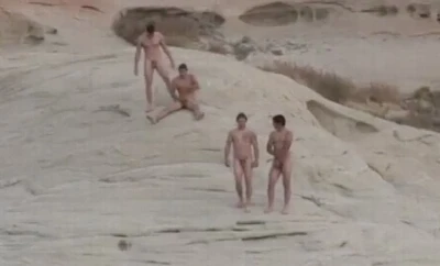 Safados são flagrados tocando uma na praia de nudismo