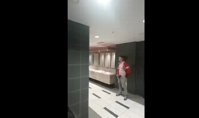 Cara safado mostra pauzão no meio do banheiro