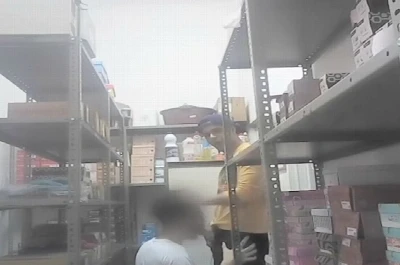 Dando uns pegas no colega de trabalho no depósito da loja