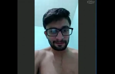 Barbudo usa o skype para mostrar suas qualidades ao crush