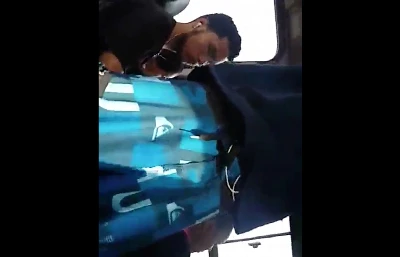 Flagrei o macho exibindo volume maravilhoso no ônibus