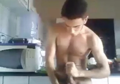 Em transmissão ao vivo, novinho se empolga e goza