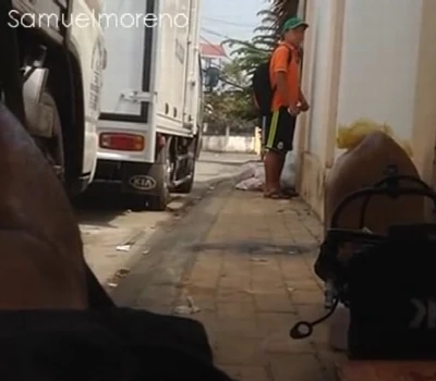 Aproveitou que não tinha ninguém olhando e toca uma ali mesmo