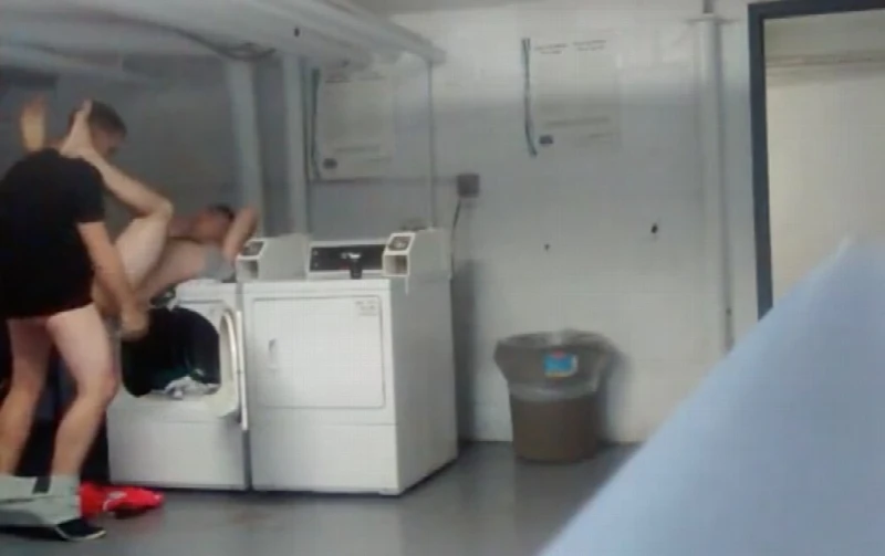 Marquei com o vizinho pra trepar gostoso na lavanderia