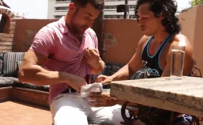 Derrubou água no gringo gostosão e ganhou foda dos sonhos