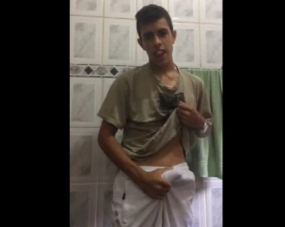 Novinho fantástico tira a roupa, fica nu e mostra a jeba