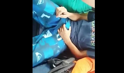Brasileiro é flagrado tendo ereção gigante no busão