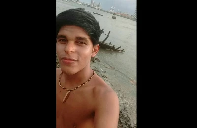 Índio brasileiro dá aula de como se bater uma bronha