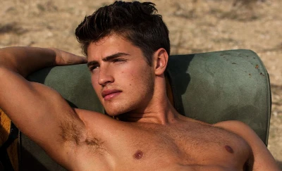 Vaza suposto vídeo de Gregg Sulkin se masturbando