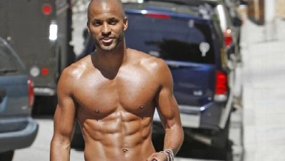 Ricky Whittle, de The 100, está na cam se masturbando gostoso