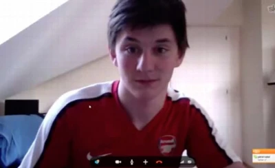 Jogador novinho e lisinho se masturba bem gostoso no Skype